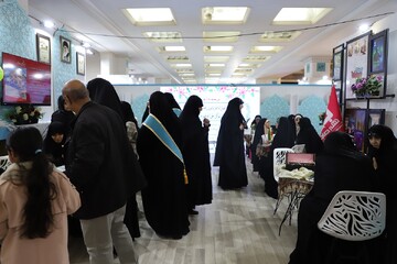 تصاویر/ ششمین شب فعالیت غرفه حوزه‌های علمیه خواهران در نمایشگاه بین‌المللی قرآن کریم