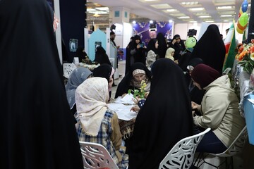 تصاویر/ ششمین شب فعالیت غرفه حوزه‌های علمیه خواهران در نمایشگاه بین‌المللی قرآن کریم