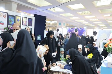 تصاویر/ ششمین شب فعالیت غرفه حوزه‌های علمیه خواهران در نمایشگاه بین‌المللی قرآن کریم