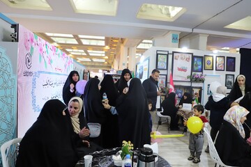 تصاویر/ ششمین شب فعالیت غرفه حوزه‌های علمیه خواهران در نمایشگاه بین‌المللی قرآن کریم