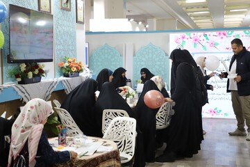 تصاویر/ ششمین شب فعالیت غرفه حوزه‌های علمیه خواهران در نمایشگاه بین‌المللی قرآن کریم
