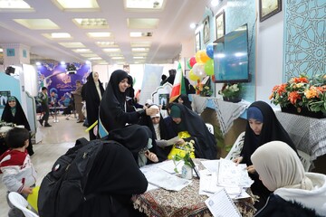 تصاویر/ ششمین شب فعالیت غرفه حوزه‌های علمیه خواهران در نمایشگاه بین‌المللی قرآن کریم