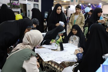 تصاویر/ ششمین شب فعالیت غرفه حوزه‌های علمیه خواهران در نمایشگاه بین‌المللی قرآن کریم
