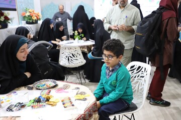 تصاویر/ ششمین شب فعالیت غرفه حوزه‌های علمیه خواهران در نمایشگاه بین‌المللی قرآن کریم