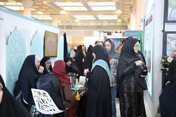 تصاویر/ ششمین شب فعالیت غرفه حوزه‌های علمیه خواهران در نمایشگاه بین‌المللی قرآن کریم