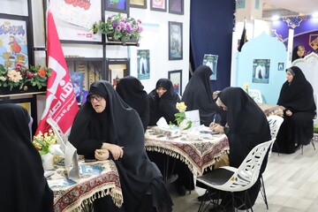 تصاویر/ فعالیت غرفه حوزه‌های علمیه خواهران در هفتمین شب نمایشگاه بین‌المللی قرآن کریم