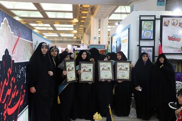 تصاویر/ فعالیت غرفه حوزه‌های علمیه خواهران در هفتمین شب نمایشگاه بین‌المللی قرآن کریم