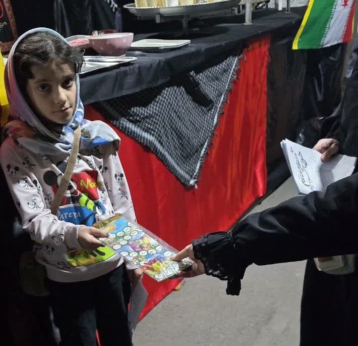 تصاویر/رنگ غیرت، نقش شهادت؛ پویش کودکان در موکب میثاق با امام شهید