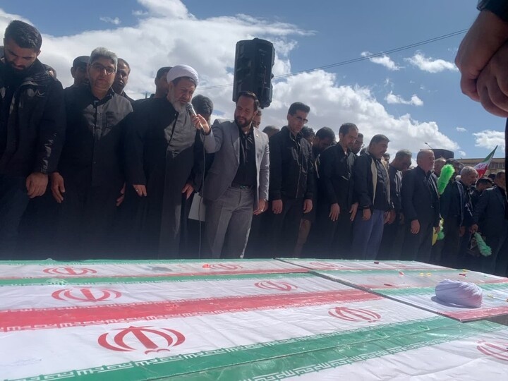 بیعت با رهبر جدید انقلاب و تشییع شهدای جنگ رمضان