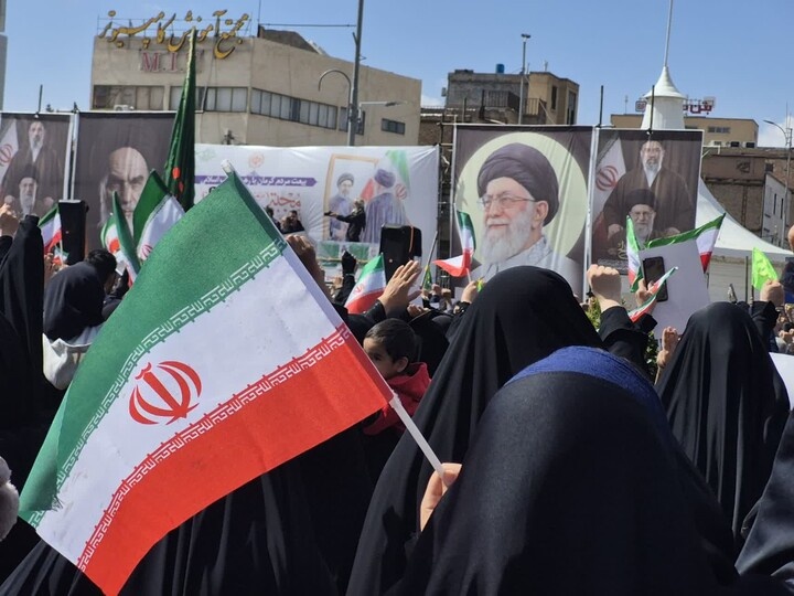 بیعت با رهبر جدید انقلاب و تشییع شهدای جنگ رمضان