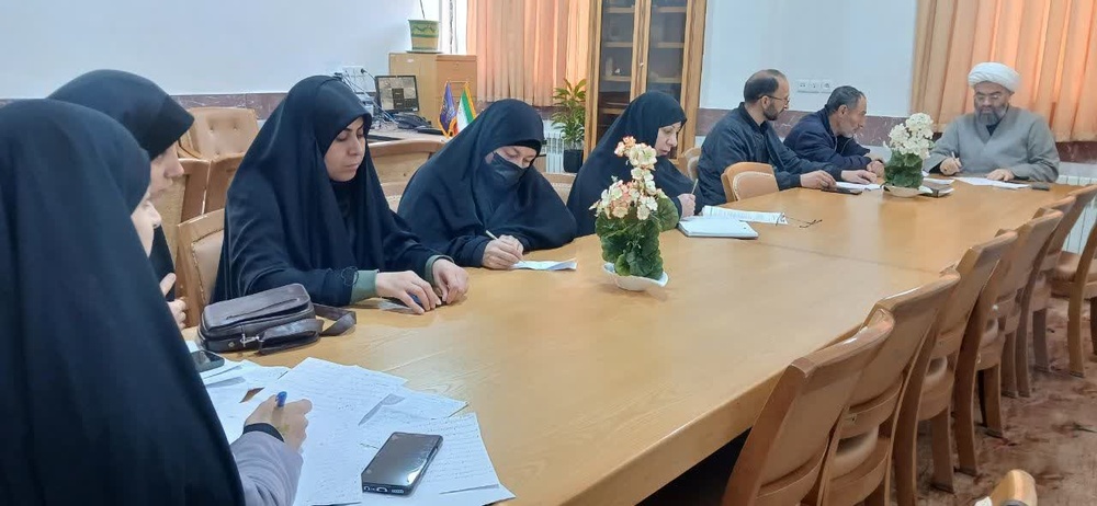 تقویت سنگرهای جهاد تبیین؛ جلسات مستمر قرارگاه الزهرا (س) قروه درحال برگزاری است