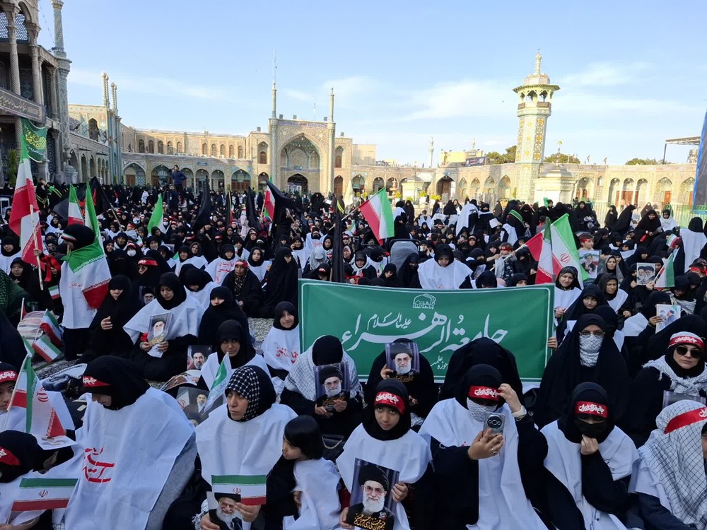 بیعت بانوان طلبه با سومین امام انقلاب در حرم بانوی کرامت