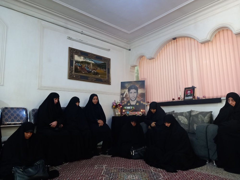 دیدار معنوی کادر و اساتید حوزه علمیه خواهران خرم‌آباد با خانواده‌های شهیدان حسینی و بازگیر