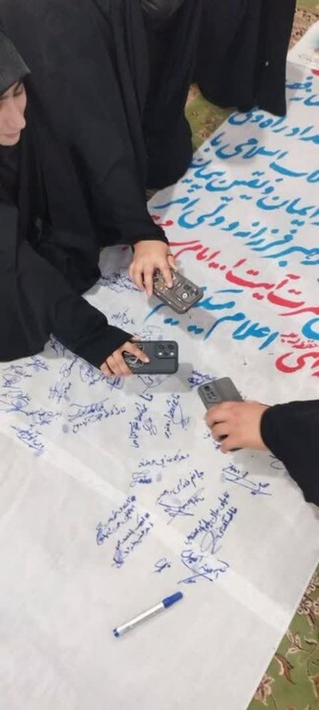 تهیه و امضای طومار بیعت توسط بانوان طلبه استان کرمان