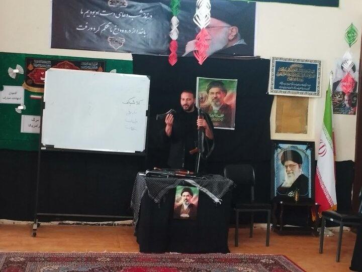 تصاویر/ کارگاه اسلحه شناسی بانوان طلبه استان کرمان در راستای آمادگی در شرایط جنگی