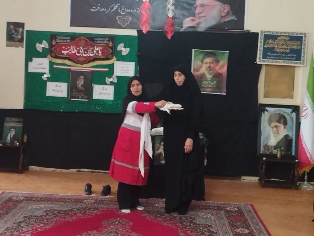 بانوان طلبه استان کرمان در خط مقدم خدمت؛ فراگیری مهارت‌های امداد و کمک‌های اولیه