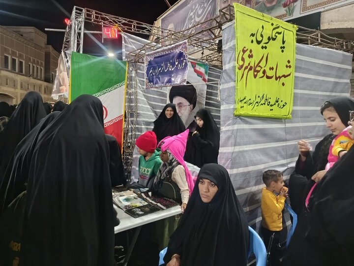 تصاویر/ فعالیت موکب مدرسه علمیه الزهرا(س) بم در حاشیه تجمعات شبانه