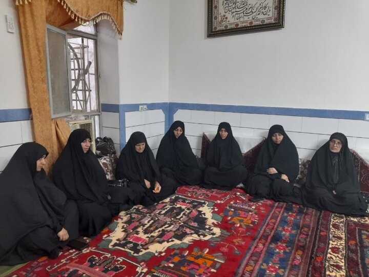تصاویر/ دیدار اساتید و طلاب مدرسه علمیه الزهرا(س) جیرفت با مادر شهید اصغر مسلمی مهنی از شهدای ناو دنا