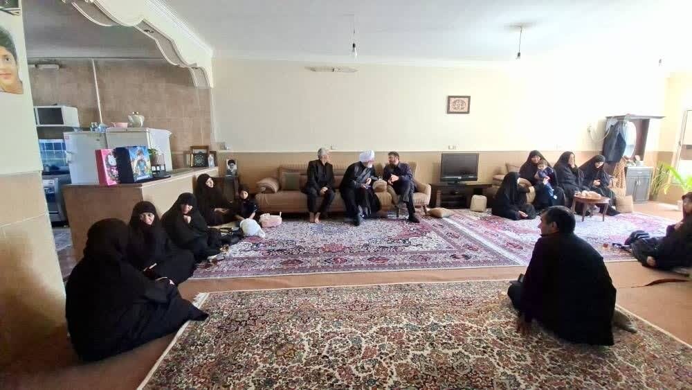 دیدار کادر و طلاب مدرسه علمیه ریحانهالنبی(س) رفسنجان با خانواده شهیده صلحیزاده
