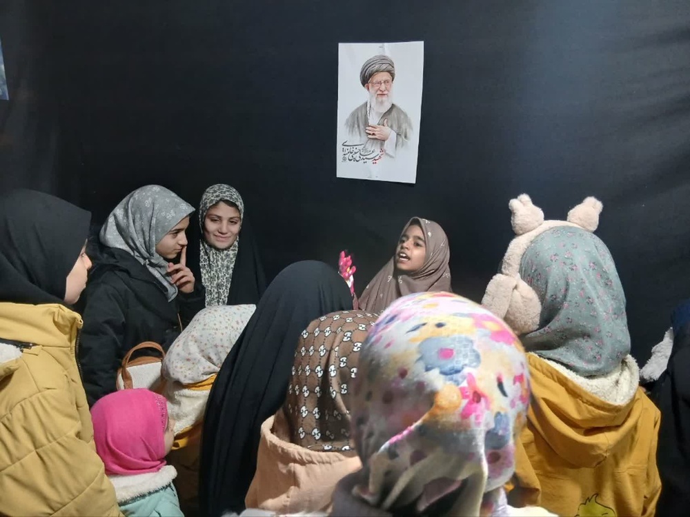 فعالیت‌های فرهنگی و انقلابی در موکب الزهرا (س) قروه؛ از آموزش کودکان علیه صهیونیسم تا ترویج نهج‌البلاغه