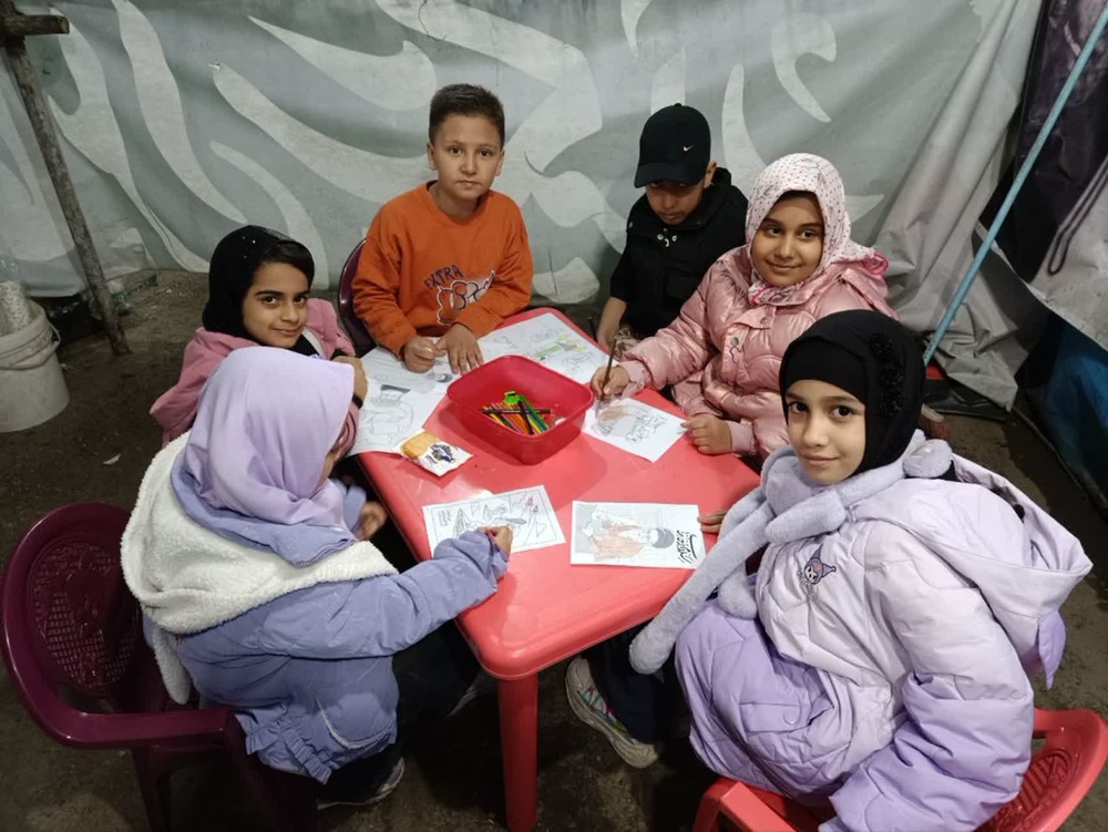 تصاویر/فعالیت‌های فرهنگی و مذهبی موکب حوزه علمیه ریحانه‌النبی (ص) سنندج؛ از پذیرایی کودکان تا جهاد تبیین