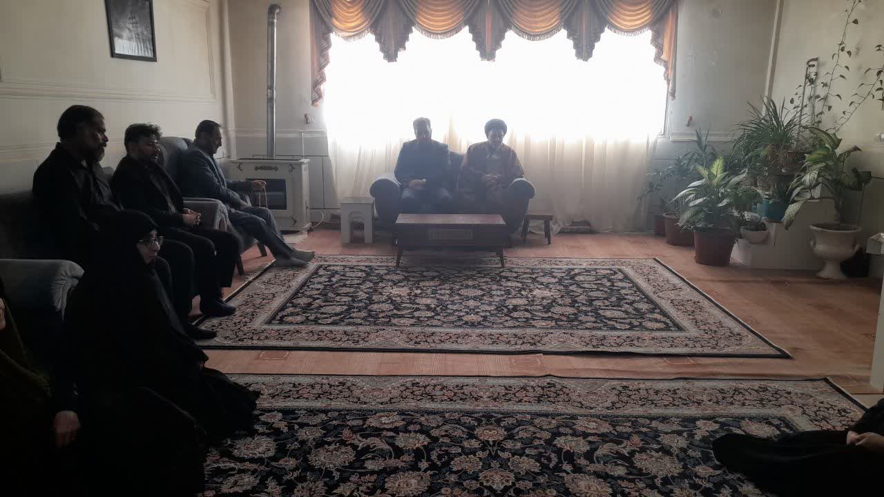 دیدار مسئولان حوزههای علمیه خواهران استان لرستان با خانواده شهیدان بختیاری و صوفی در ازنا