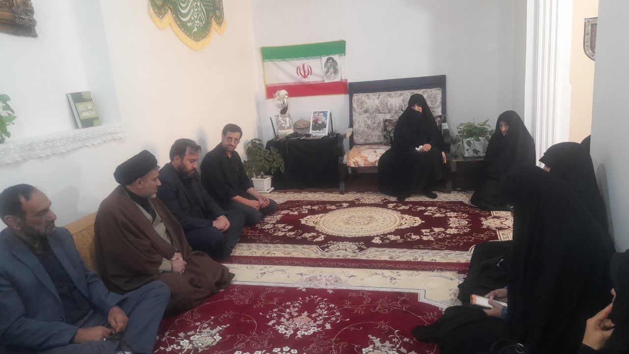 دیدار مسئولان حوزههای علمیه خواهران استان لرستان با خانواده شهیدان بختیاری و صوفی در ازنا