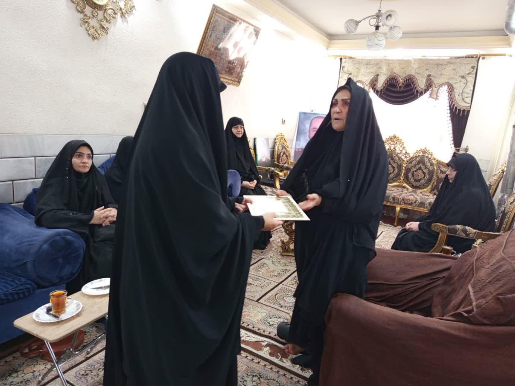 دیدار طلاب و کادر حوزه علمیه فاطمیه الیگودرز با خانواده شهید جنگ رمضان، سید ابراهیم موسویان