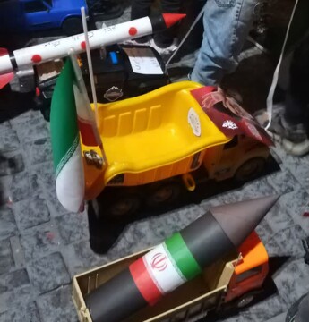 برگزاری کاروان خودرویی کودکانه «یادبود شهدای میناب و رهبر شهید» در یزد