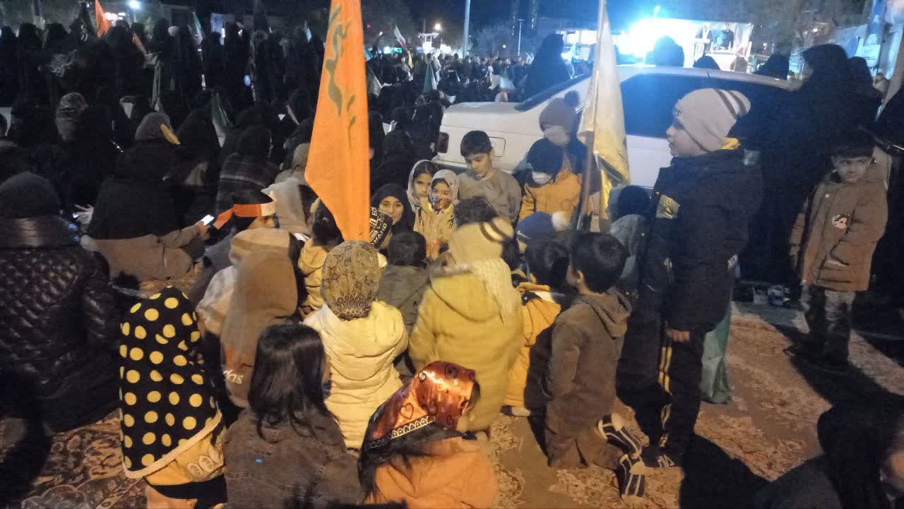 از جنگ رمضان تا چهلم قائد امت؛ طلاب و کادر حوزه حضرت زهرا سلام‌الله‌علیها دورود همچنان در موکب خدمت‌رسانی می‌کنند