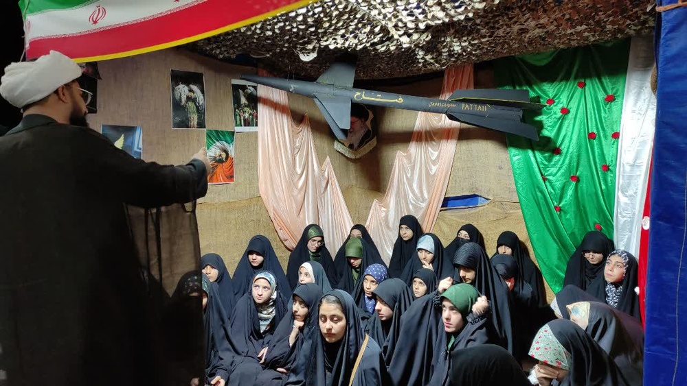 همت جهادی بانوان طلبه میبد در موکب «شهدای دانش‌آموز»