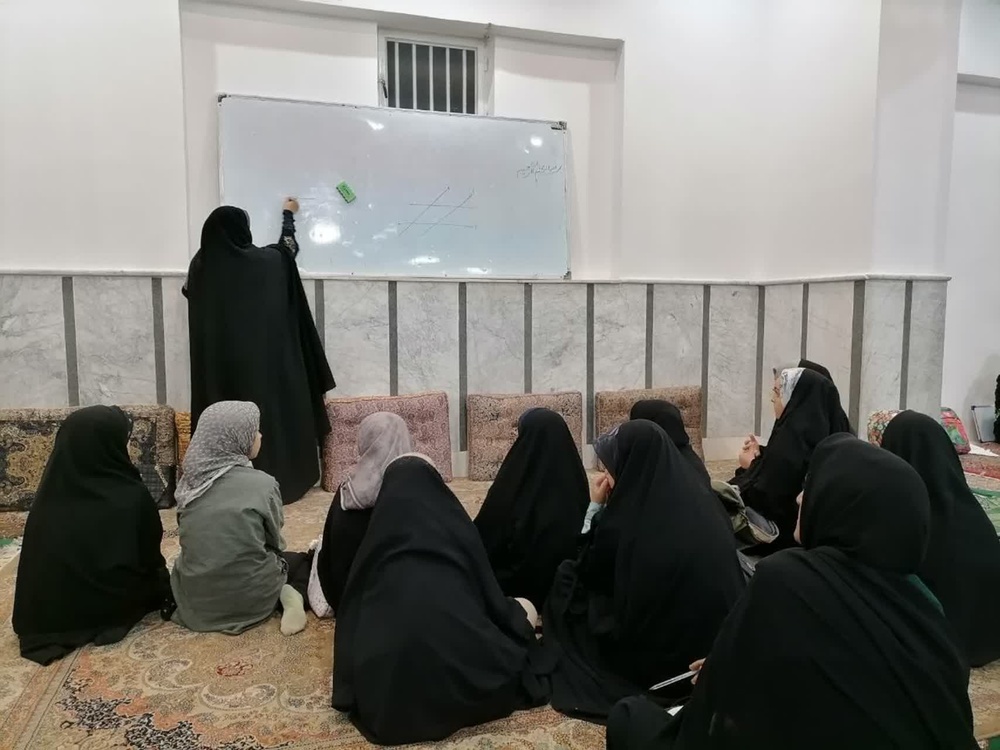 همت جهادی بانوان طلبه میبد در موکب «شهدای دانش‌آموز»