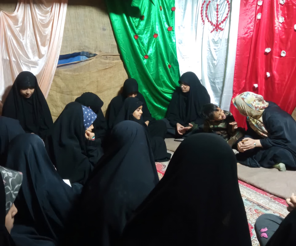 همت جهادی بانوان طلبه میبد در موکب شهدای دانش‌آموز