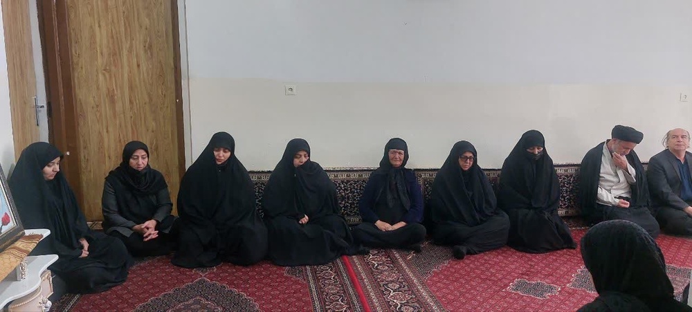 دیدار مسئولین حوزه‌های علمیه خواهران کردستان با خانواده شهدای جنگ رمضان