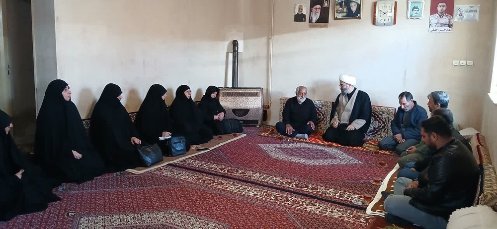 دیدار مسئولین حوزههای علمیه خواهران کردستان با خانواده شهدای جنگ رمضان