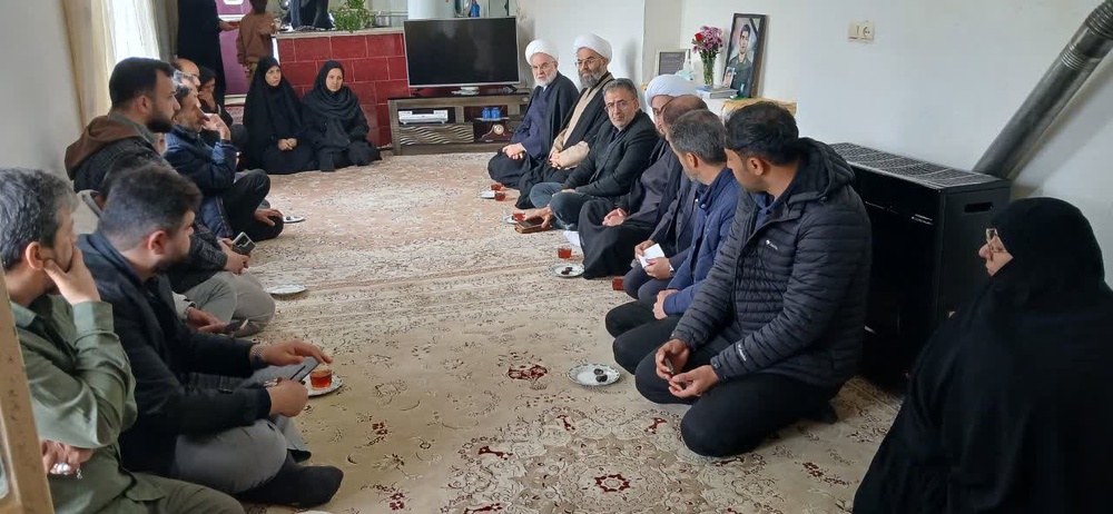 دیدار مدیر حوزه‌های علمیه خواهران کردستان با خانواده شهید سجاد شریفی