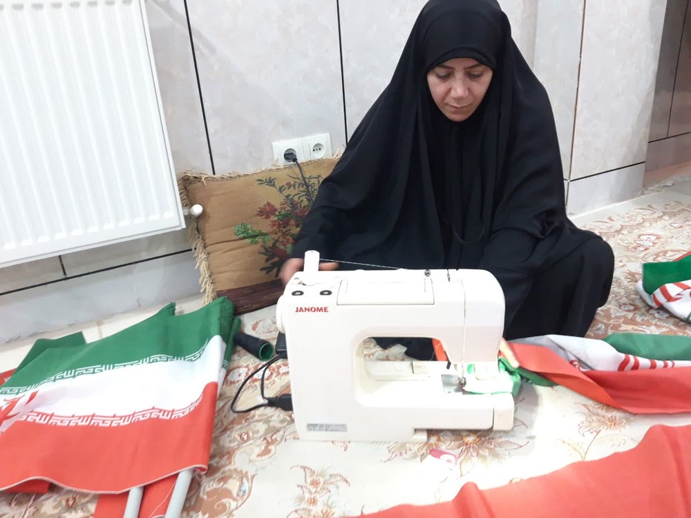 دوخت پرچم چهت توزیع در موکب فاطمیه الیگودرز