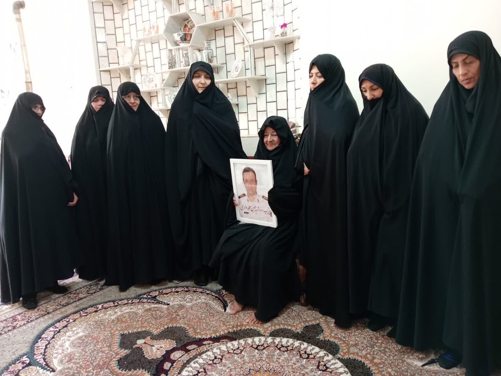 دیدار اساتید و طلاب مدرسه علمیه زهراییه نجف‌آباد با خانواده شهید سرتیپ دوم حسن حمله‌داری