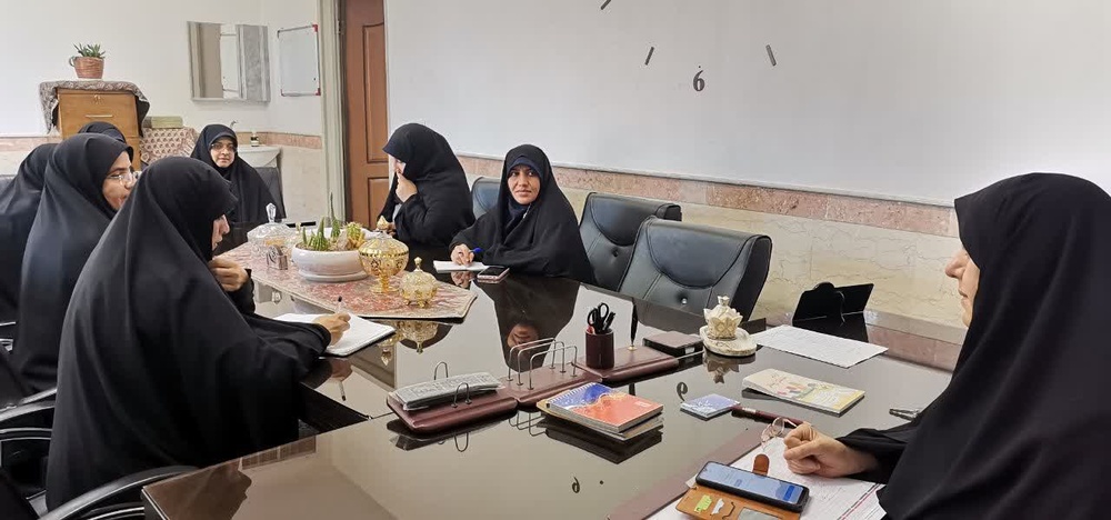 نشست بصیرت‌افزایی و برنامه‌ریزی در مدرسه علمیه امام حسین (ع) یزد؛ تأکید بر تبیین تحولات منطقه‌ای