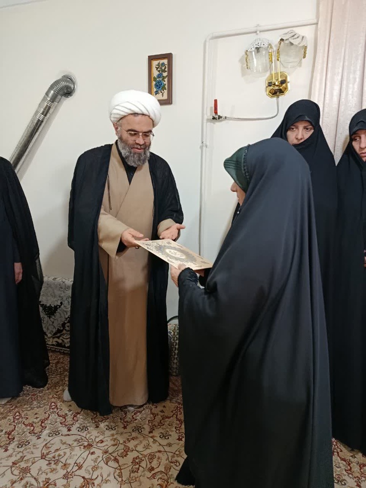 دیدار مدیر حوزه‌های علمیه خواهران کردستان با خانواده‌های شهدای جنگ رمضان در بیجار