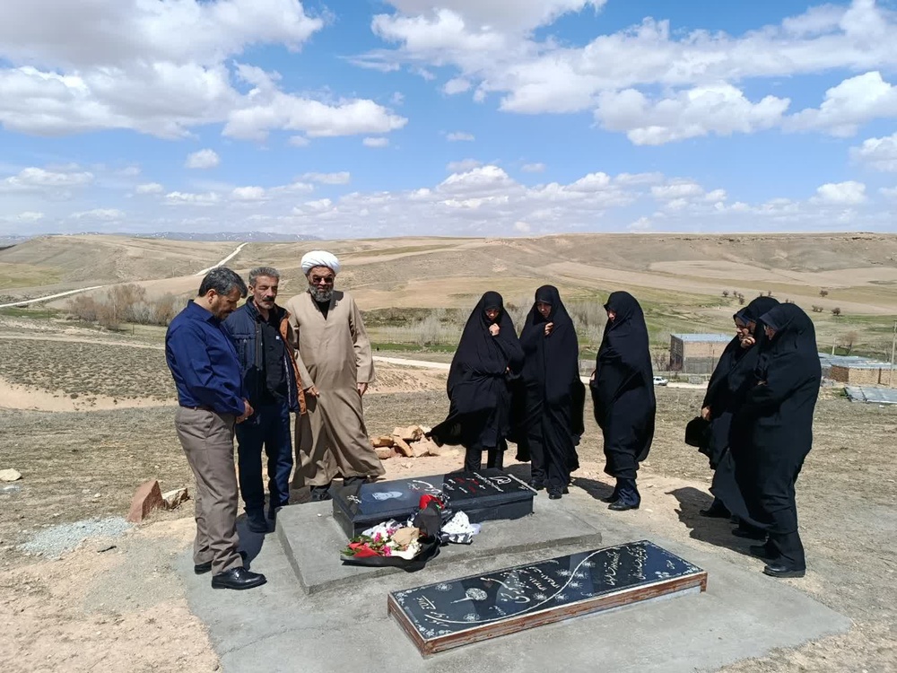 دیدار مدیر حوزههای علمیه خواهران کردستان با خانوادههای شهدای جنگ رمضان در بیجار