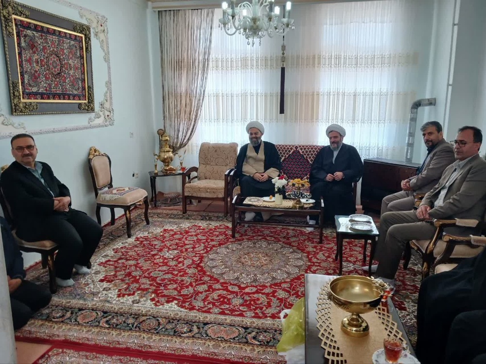 دیدار مدیر حوزههای علمیه خواهران کردستان با خانوادههای شهدای جنگ رمضان در بیجار