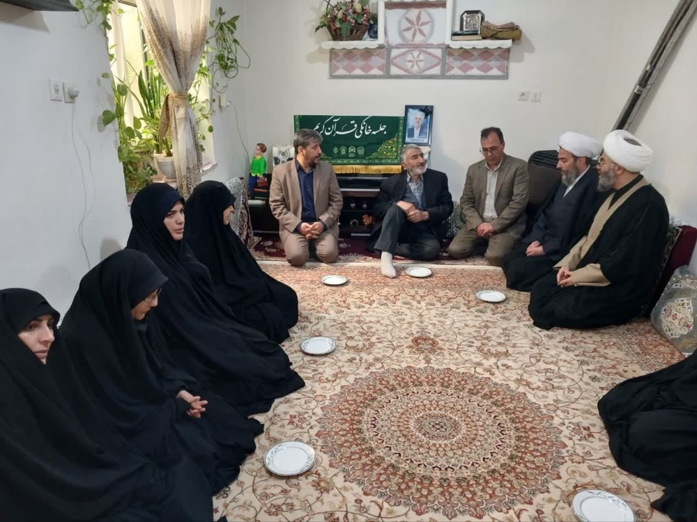 دیدار مدیر حوزه‌های علمیه خواهران کردستان با خانواده‌های شهدای جنگ رمضان در بیجار