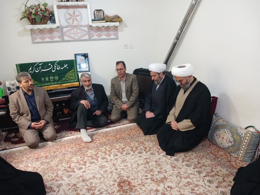 دیدار مدیر حوزههای علمیه خواهران کردستان با خانوادههای شهدای جنگ رمضان در بیجار