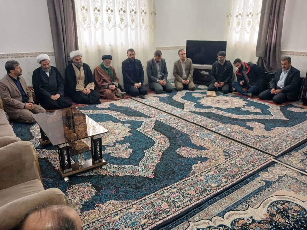 دیدار مدیر حوزههای علمیه خواهران کردستان با خانوادههای شهدای جنگ رمضان در بیجار