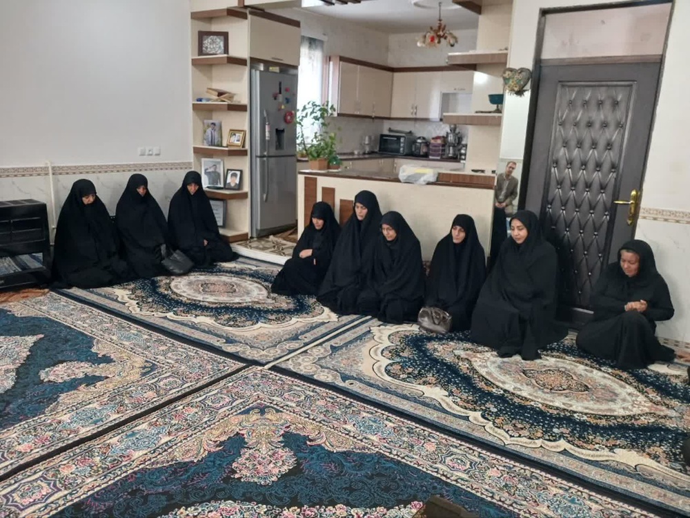 دیدار مدیر حوزه‌های علمیه خواهران کردستان با خانواده‌های شهدای جنگ رمضان در بیجار