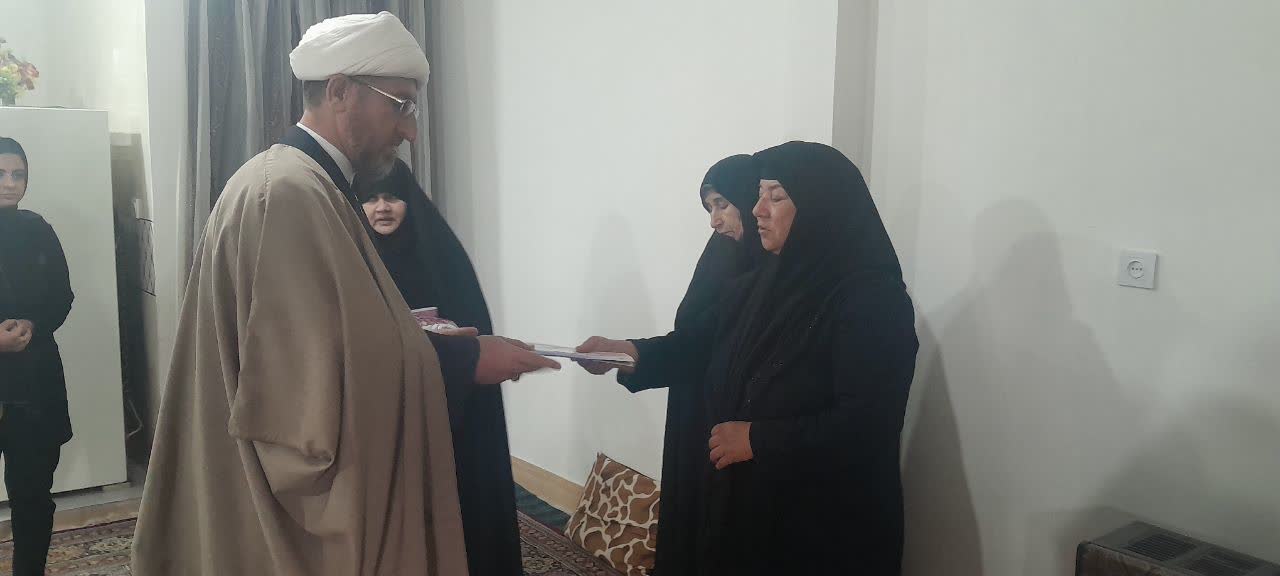 دیدار با خانواده شهید صادق عزیزی در شهرستان الشتر؛ شهید جنگ تحمیلی سوم