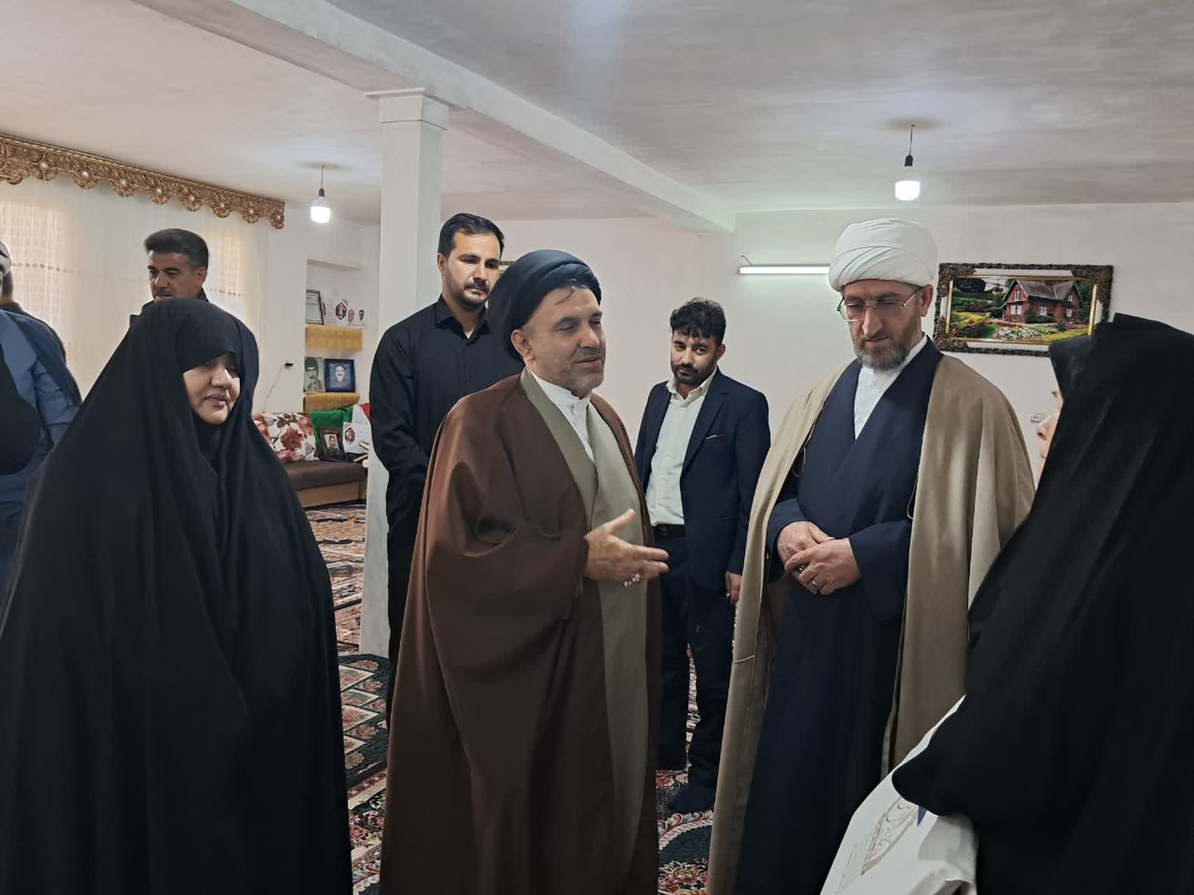 دیدار مدیر حوزه‌های علمیه لرستان با خانواده‌های شهدای الشتر؛ پاسداشت ایثار و زمینه سازی برای ظهور
