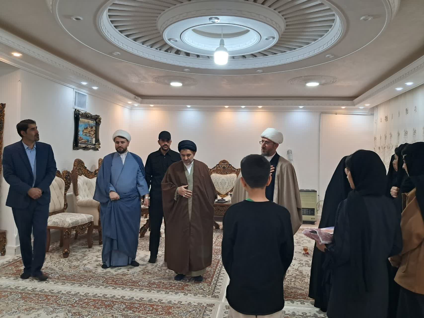 دیدار مدیر حوزه‌های علمیه لرستان با خانواده‌های شهدای الشتر؛ پاسداشت ایثار و زمینه سازی برای ظهور