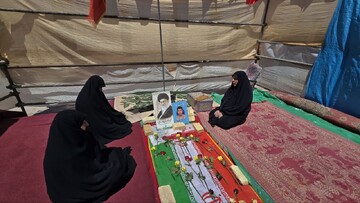 حضور مدیر حوزه علمیه خواهران یزد بر مزار اولین شهید روستای رحیم آباد گاریزات